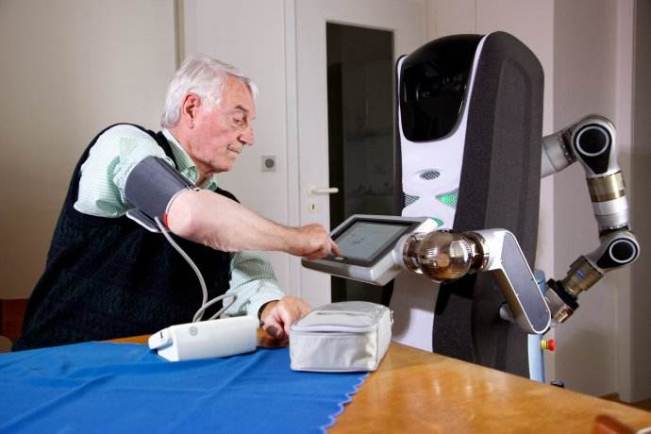 相比人类，机器人护理更加让老人没负担？