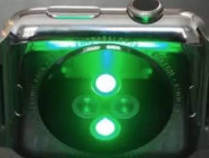 iWatch的心率传感器发出的绿光