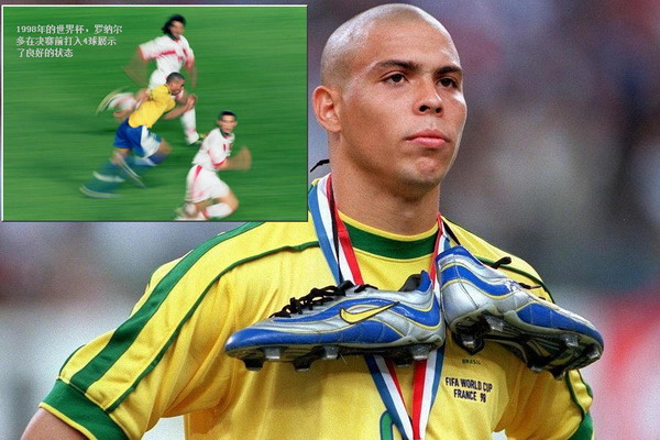 巴西队在决赛中0-3负于法国，罗纳尔多郁闷的将球鞋挂在脖子上