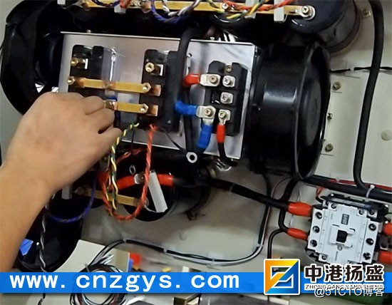 分解中港扬盛三相变频电源备件更换的方法